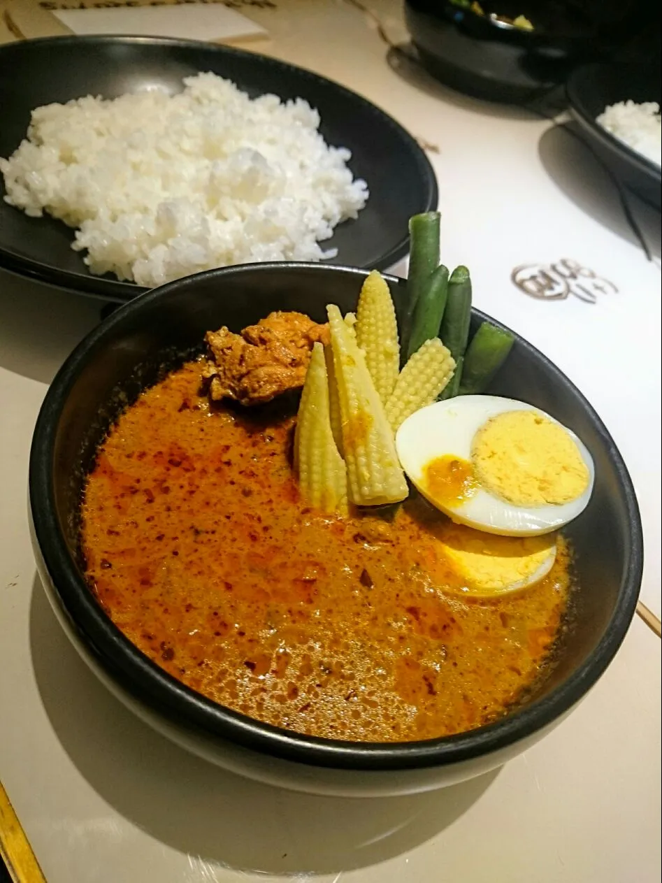 スペシャルカレー+タンドリーチキン+野菜 
 #カレー#ハレギンザ|kossyossさん