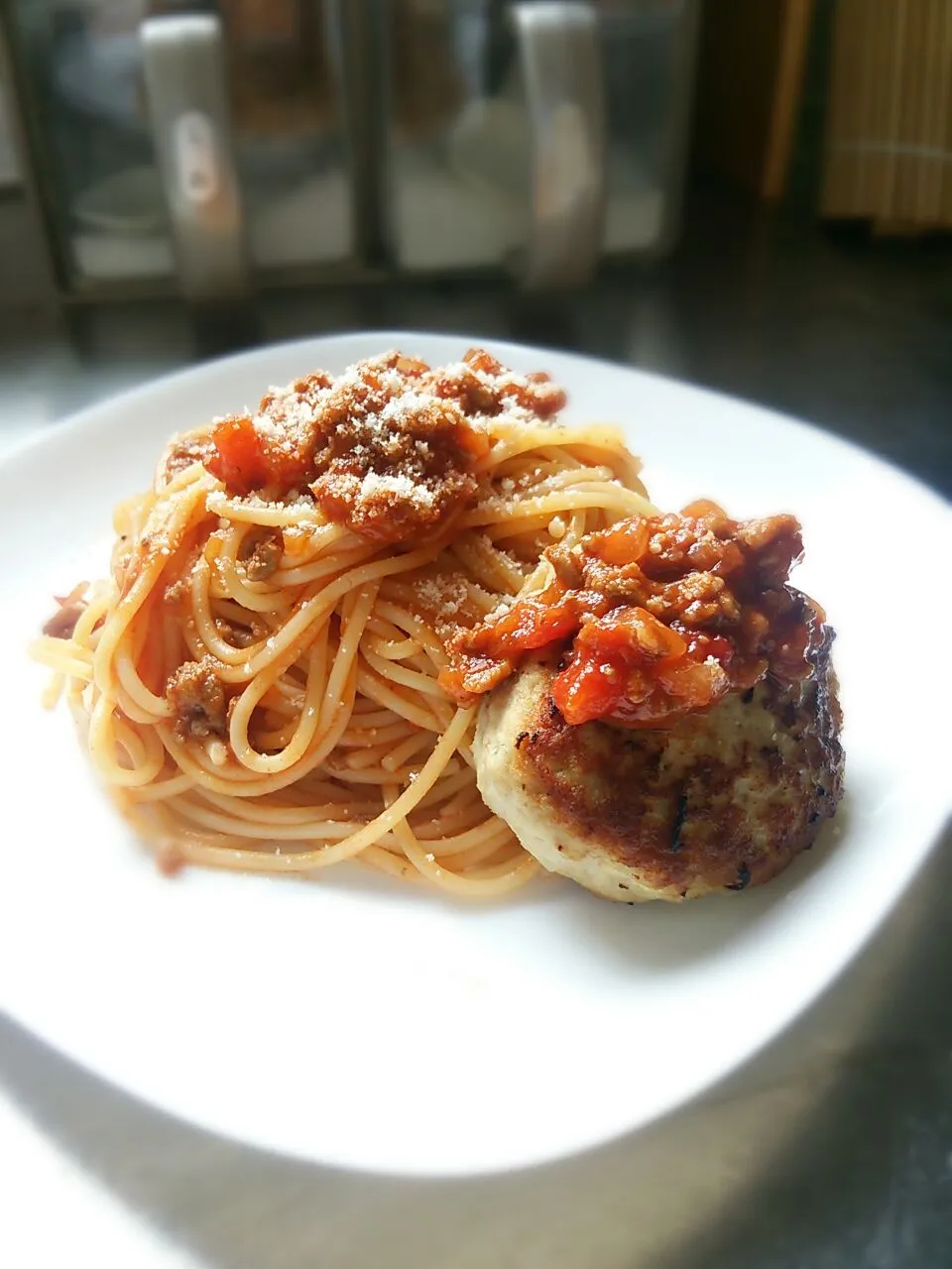 Snapdishの料理写真:ミートソースパスタ 豆腐ハンバーグ添え♪|左ぷろっぷさん