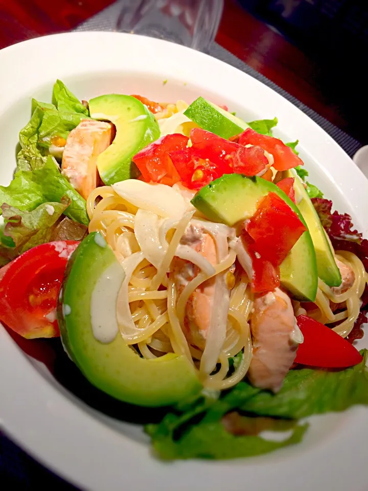 アボカドサーモンのサラダパスタ🍅🍝🐟←美味しすぎるまかない❤️|🐷SUU🐷さん