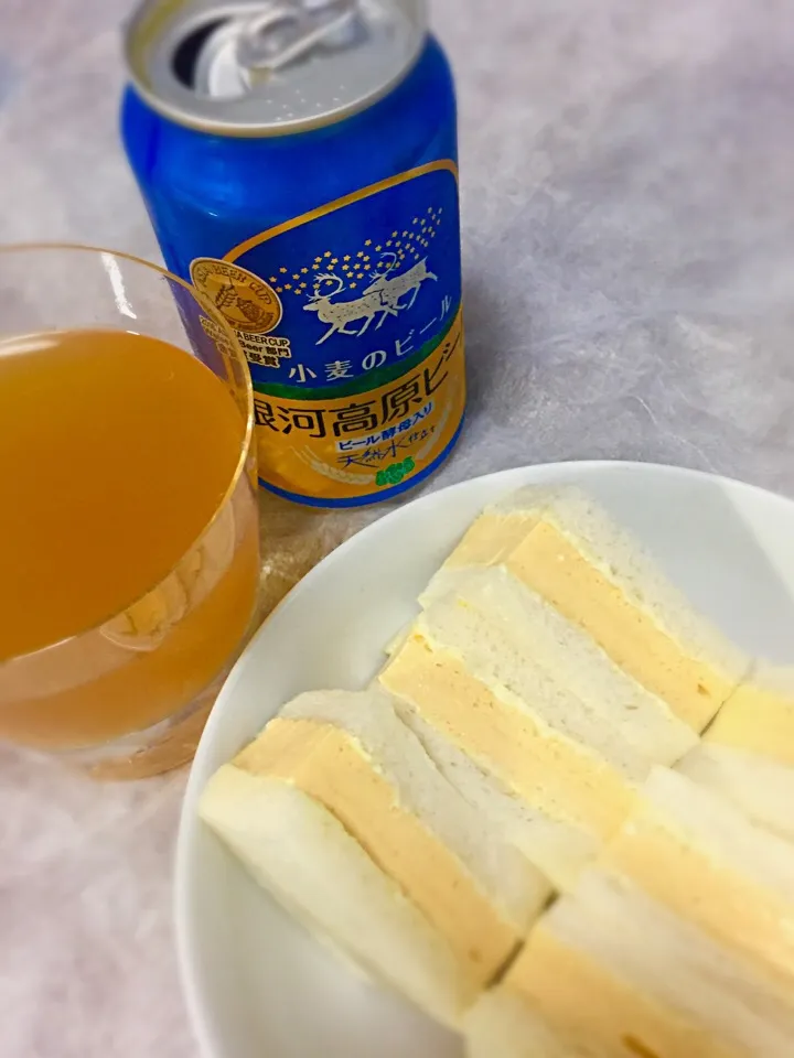 銀河高原ビールの、「小麦のビール」が当選(^^)したので、「天のや」のたまごサンドと一緒に頂きます。小麦のビールは、ドイツの「ビール純粋令」に則って造られた、麦芽の旨味が香るビールです(^-^)/|ギムレットさん