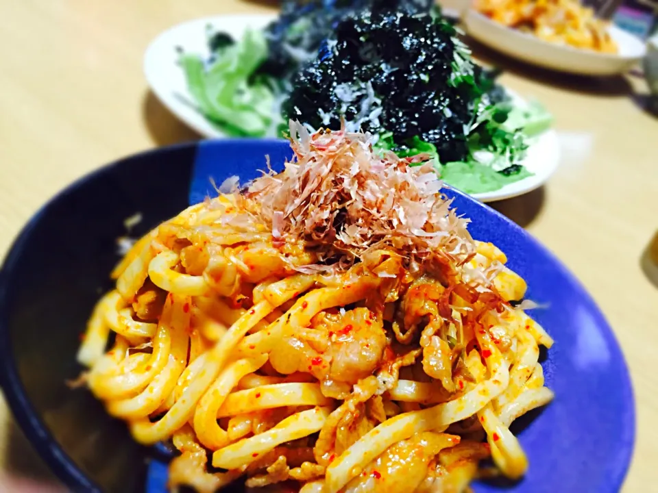 Snapdishの料理写真:豚キムチ焼きうどん＆韓国のり豆腐サラダ⋈*｡ﾟ|hiroeさん