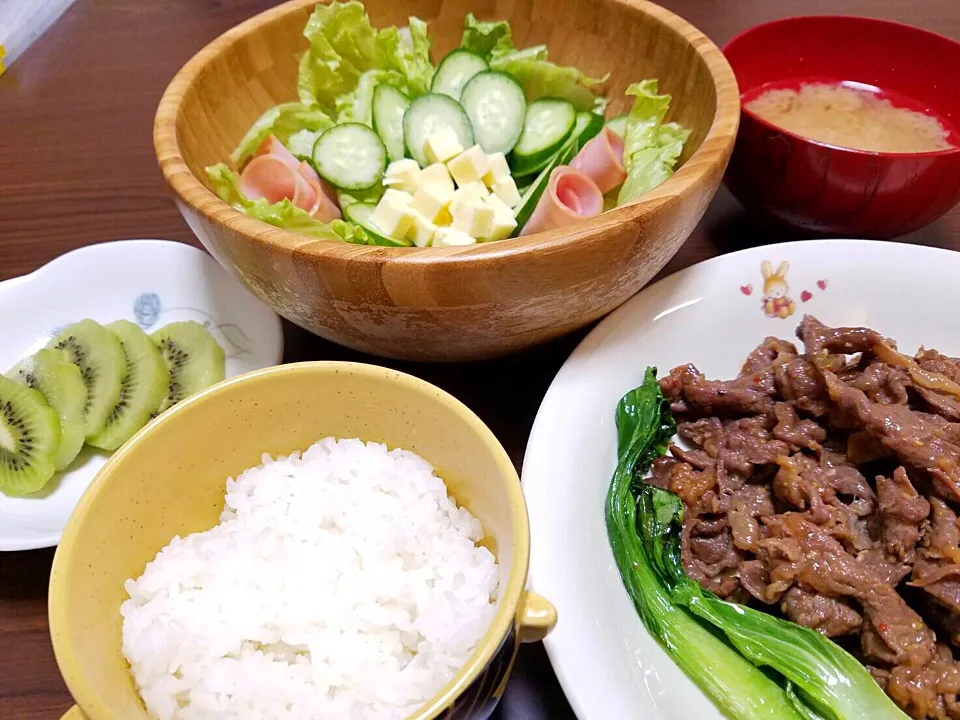 プルコギ
サラダ
ご飯
大根味噌汁
キウイ
#晩ご飯|mamiさん