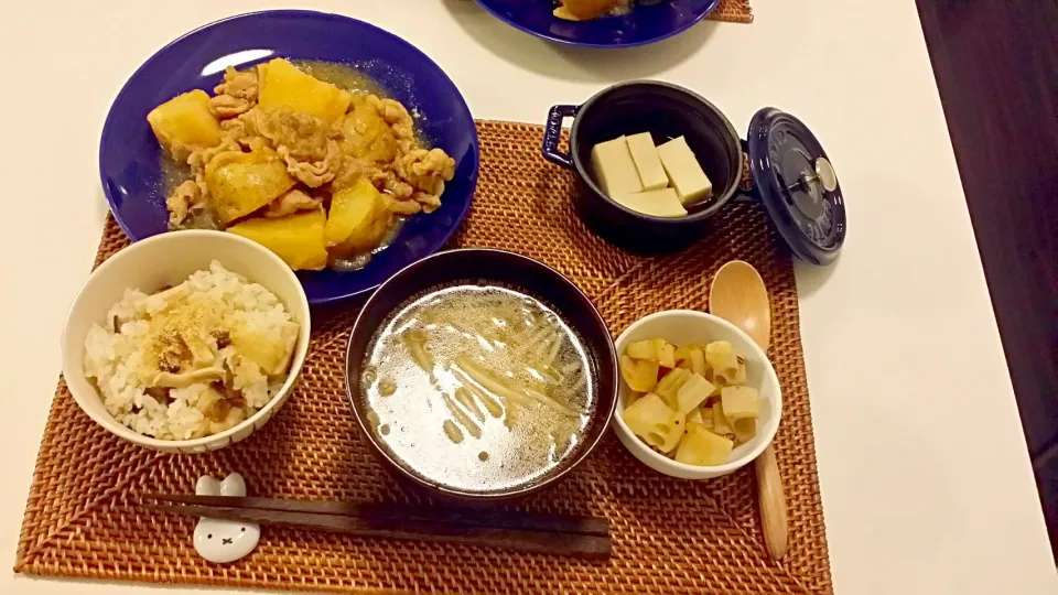 今日の夕食　味噌バター肉じゃが、高野豆腐の煮物、れんこんの塩きんぴら、エリンギの炊き込みご飯、もやしの味噌汁|pinknari🐰🌈さん