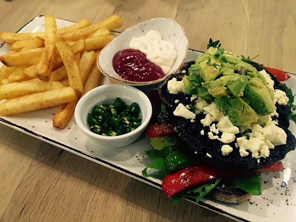 Veg Burger: Black mushroom, feta, avo, peppers & chilli with Fries|Sergio Lacuevaさん