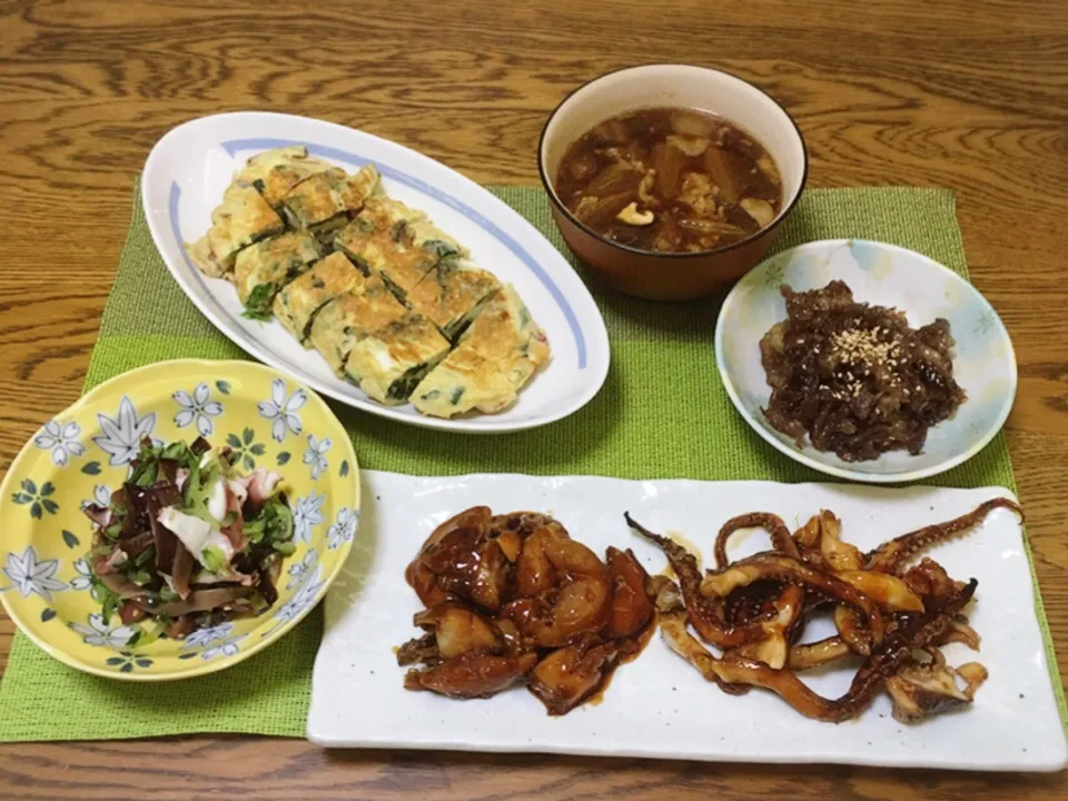 マッシュルームとベーコンとほうれん草のオムレツ・豚汁・牛時雨煮・げそ焼きとホタテ焼き・タコとキクラゲときゅうりの酢の物|美也子さん