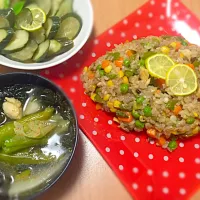 野菜具沢山チャーハン♡
鶏ガラ中華スープ♡
きゅうりの古漬け♡|あちゃむ(*˘︶˘*).｡.:*♡さん