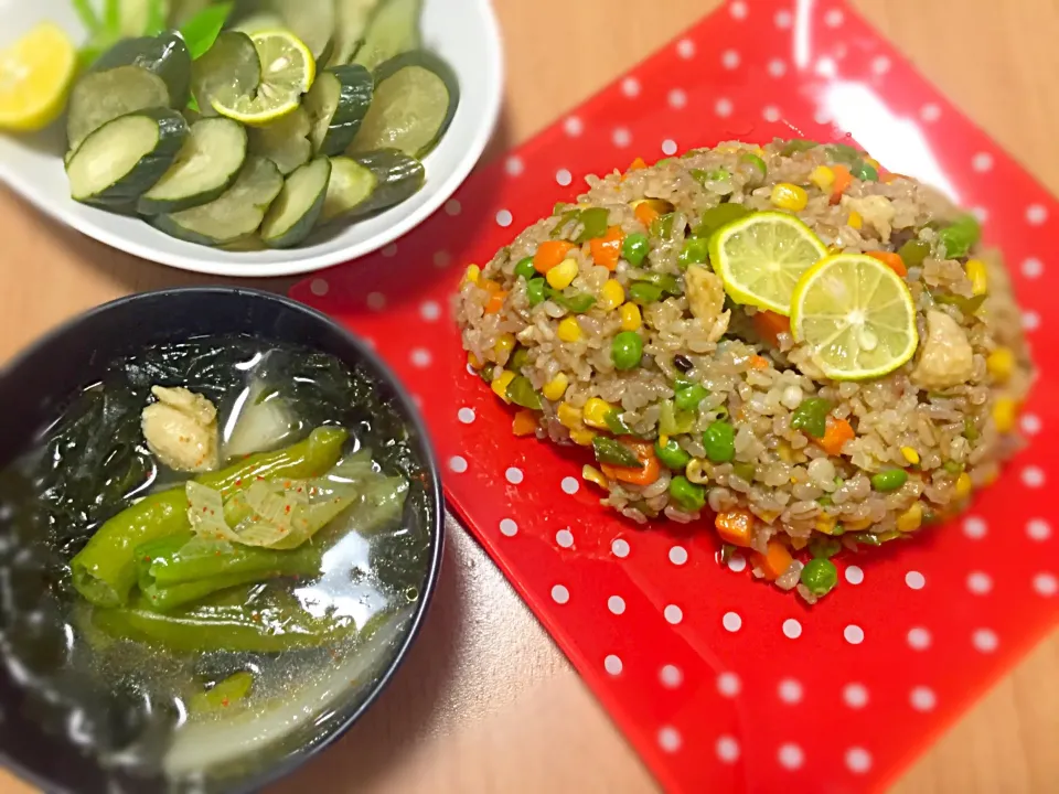 野菜具沢山チャーハン♡
鶏ガラ中華スープ♡
きゅうりの古漬け♡|あちゃむ(*˘︶˘*).｡.:*♡さん