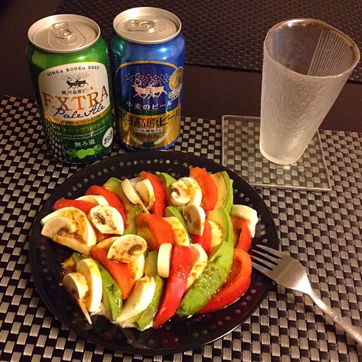 Snapdishの料理写真:銀河高原ビール🍺✨🌌 アボカドとトマトのモッツァレラサラダとともに🍅✨🍴|K.Sさん