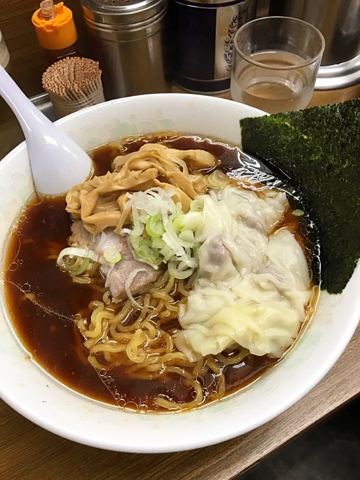 Snapdishの料理写真:横浜市中区末広町『来々軒』＠ 醤油ラーメン+ワンタン|Minor.SSKさん