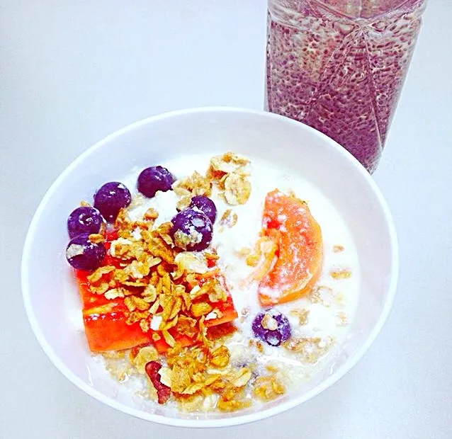 Snapdishの料理写真:Homemade yogurt with papaya,cereal and blue berries would make u full of energy after workouts. Also, keep thin and healthy 🍌🍠🍓🍇☕️|SPJWUさん