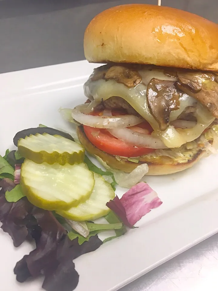 Mushroom Swiss burger|Denise Mitriさん