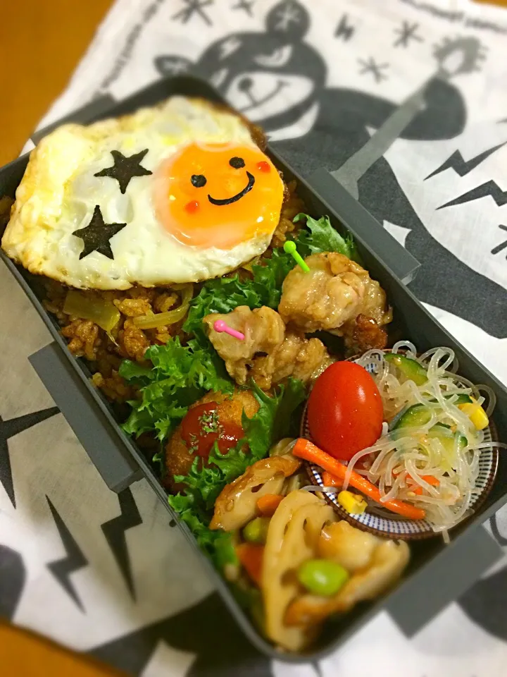 息子君弁当🎶
カレーチャーハン目玉焼きのっけ。
焼き鳥
コロッケ（チン）
春雨サラダ
レンコンきんぴら|BooBooさん