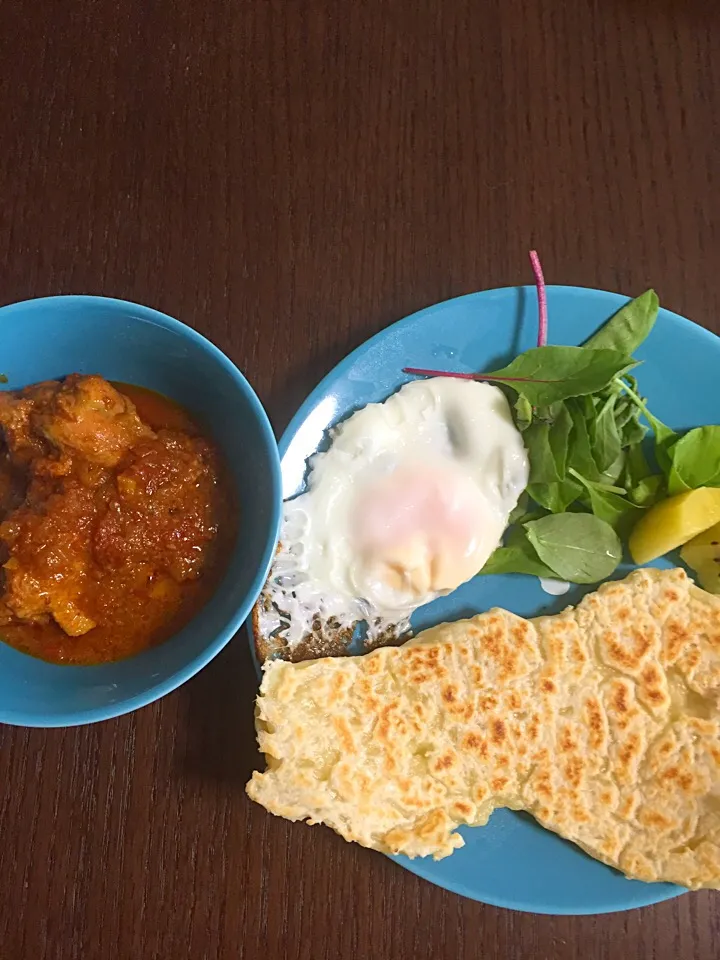 9月22日朝ごはん チキンカレー ナン 目玉焼き|やすこさん