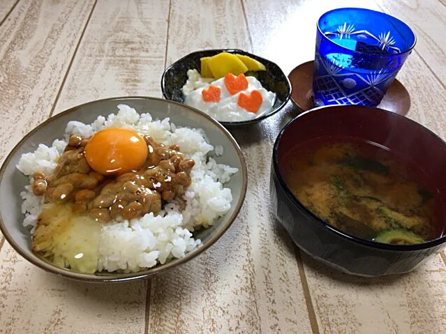 今日の男飯(⌒-⌒; )朝ごはんバージョン♫納豆with卵andゴーヤ味噌汁andピクルスwith自家製たくあんandヨーグルト♫|ひーちゃんさん