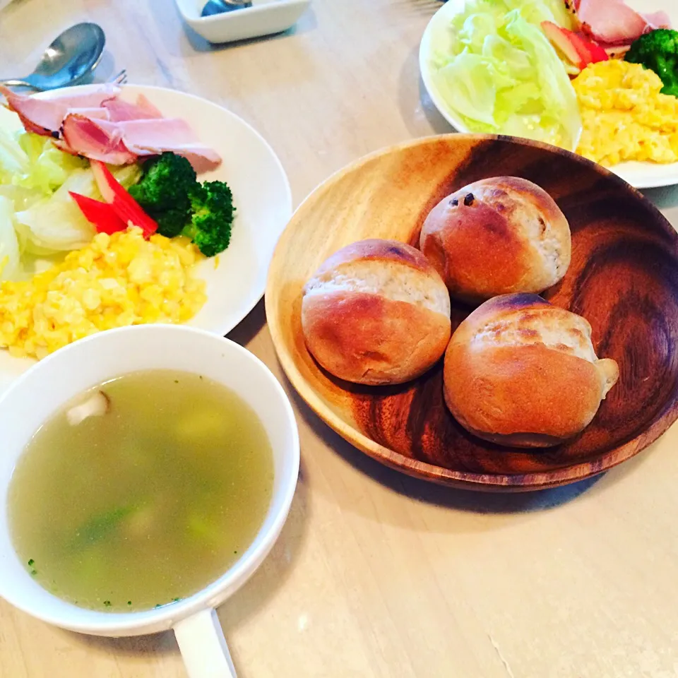 Snapdishの料理写真:#朝食 #スクランブルエッグ #ペッパーハム #サラダ ライ麦パン #野菜たっぷりのスープ #美容師  #オヤジ飯  #男飯|Booパパさん