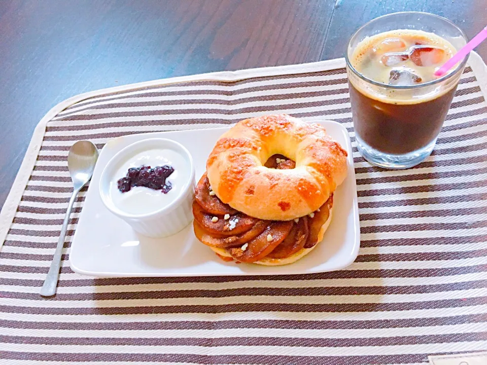 アップルパイシナモンのベーグルサンド🍞
朝食🍽|natsuさん