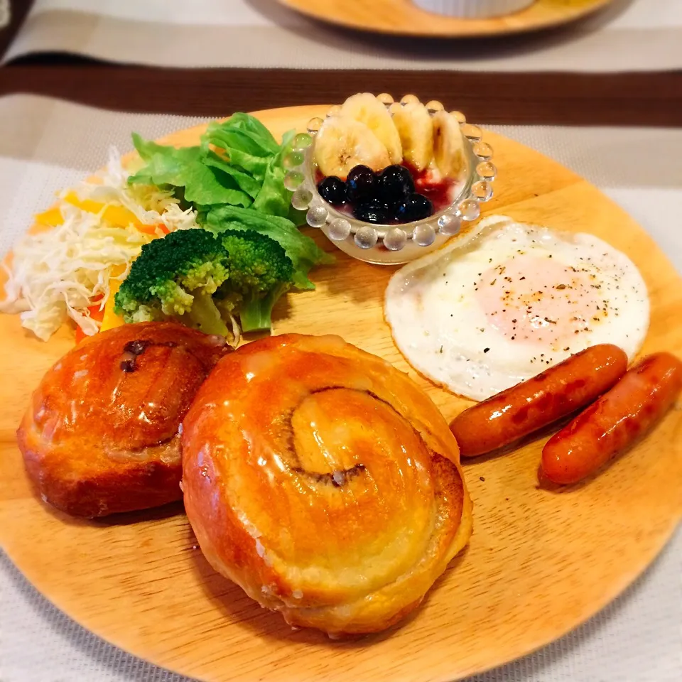 シナモンロールで朝食プレート😋🍽|🍎ゆかりんご🍎さん