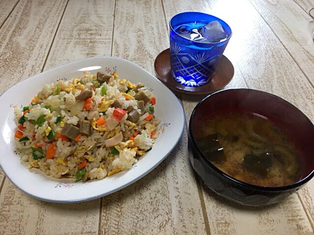 Snapdishの料理写真:今日の男飯(⌒-⌒; )焼き飯andゴーヤ味噌汁♫焼き飯は、簡単で、男飯に最適♫|ひーちゃんさん