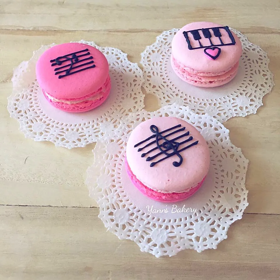 Musical Notation Macarons with Strawberry Buttercream 
ストロベリーバタークリームとミュージカル表記マカロン|Yannさん