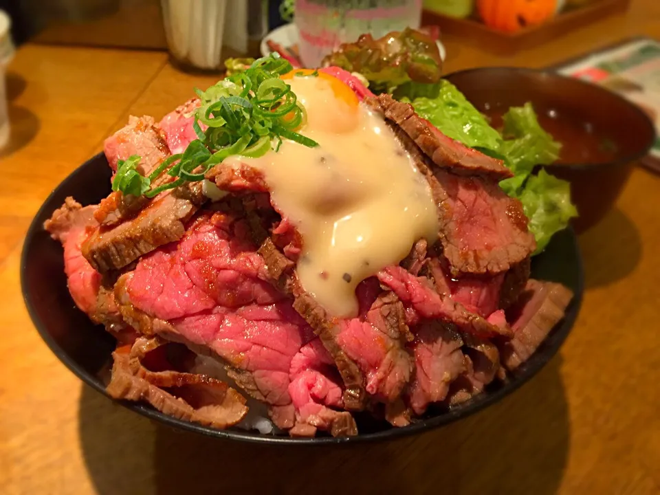 久々にローストビーフ丼屋さんに特攻🐮あいからわず凄いボリュームで🐷化しそうですわ💦|にゃあ（芸名）さん