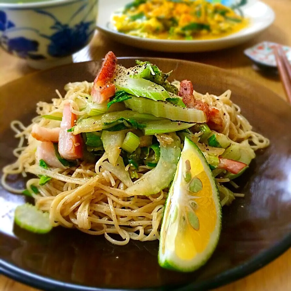 セロリー蝦子麺 かぼす添え／Fried Noodles with Celery, Citrus Sphaerocarpa|angiee♡さん