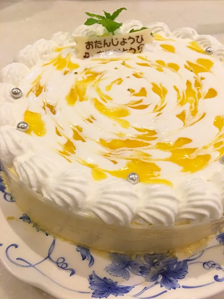 Snapdishの料理写真:息子っちおめでとう！マンゴームースケーキ|大久保 掬恵さん