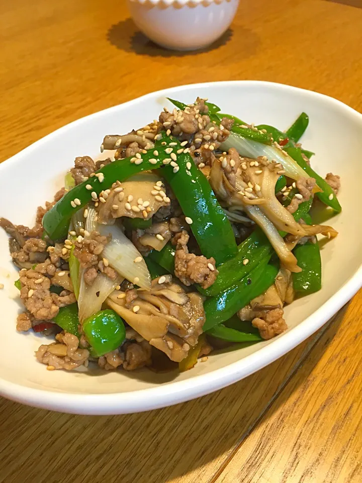 舞茸とひき肉のコク旨ぴり辛炒め|まつださんさん