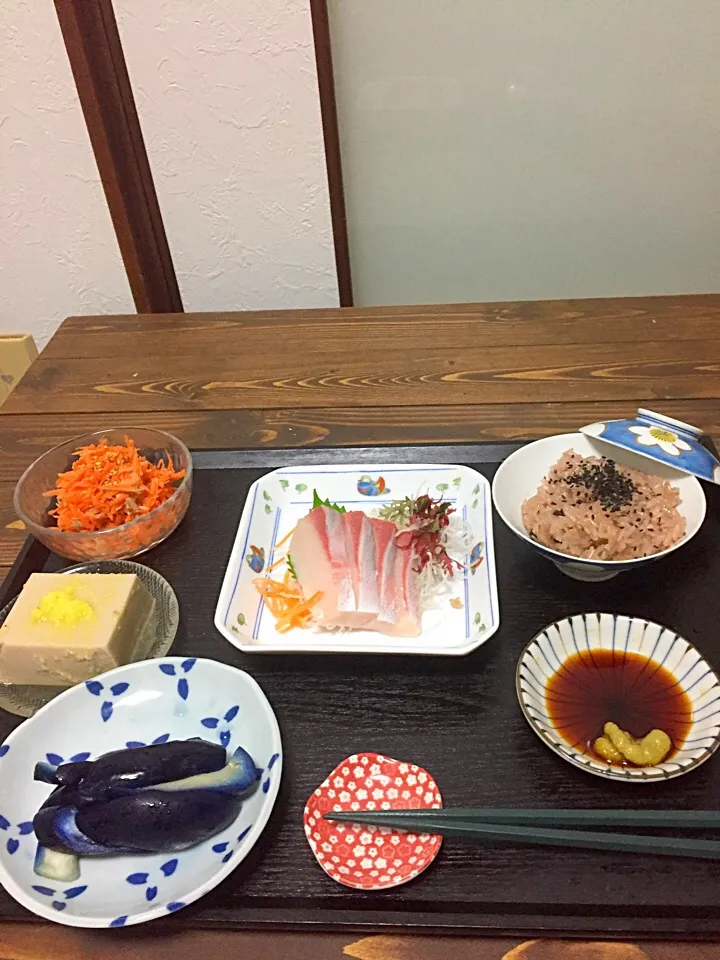 祝日の夕飯

赤飯
ハマチ刺身
人参しりしりシーチキン和え
胡麻豆腐
茄子漬物
ほとんど出来合いお恥ずかしい
外出してたので~~~💦🙄
いただきます。🙇|マルちゃんさん