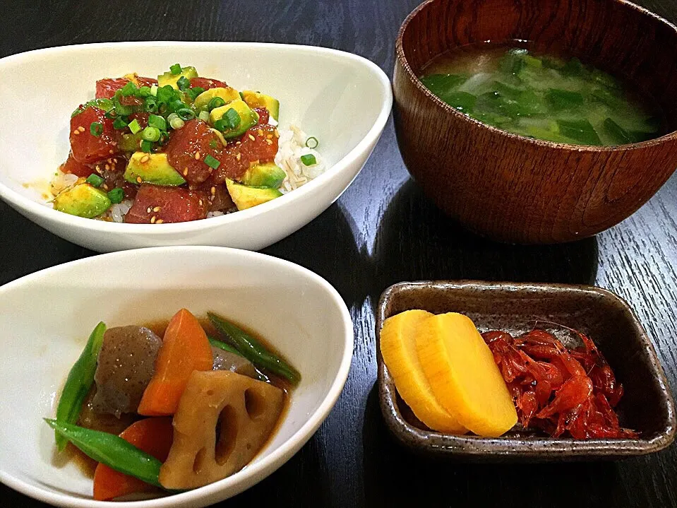 ⭐️マグロとアボカドのユッケ丼
⭐️小松菜と玉ねぎの味噌汁
⭐️根菜とこんにゃくの煮物
⭐️たくあん&桜海老の佃煮|よっちぃさん