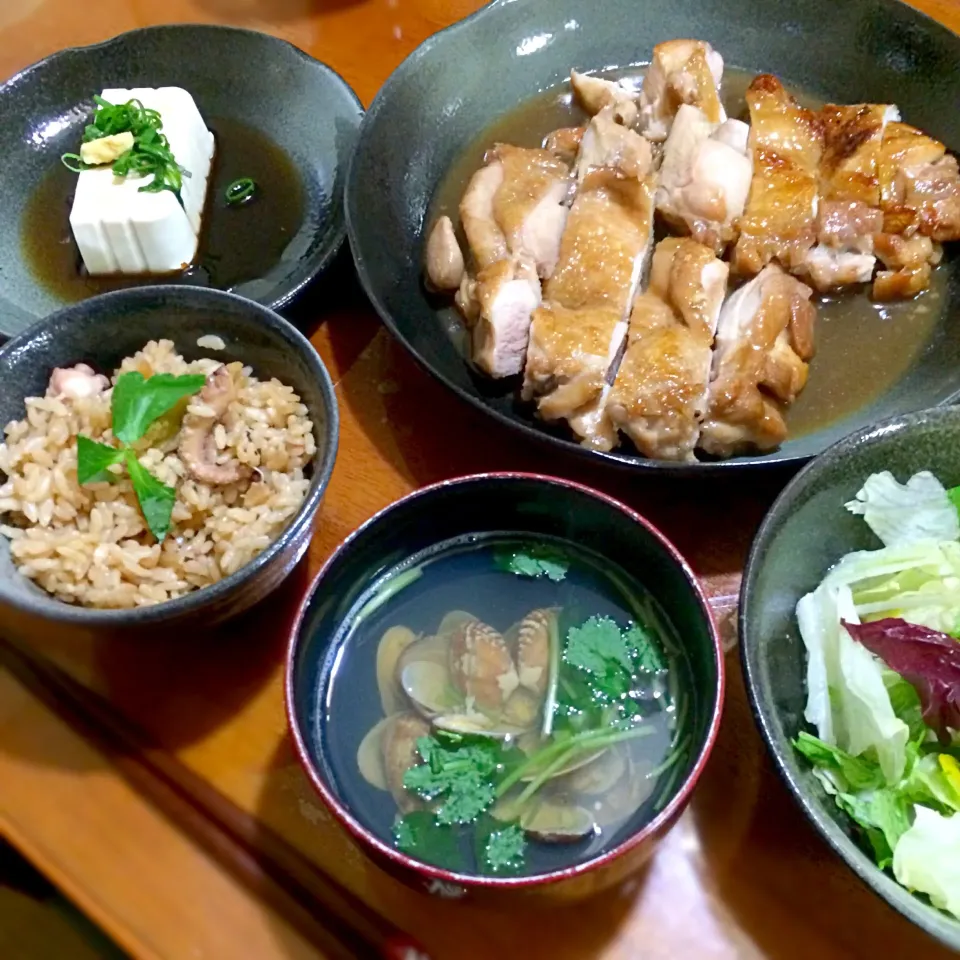 鶏の照り焼き
あさりのおすまし
たこごはん
冷奴
サラダ|ちーぽんさん