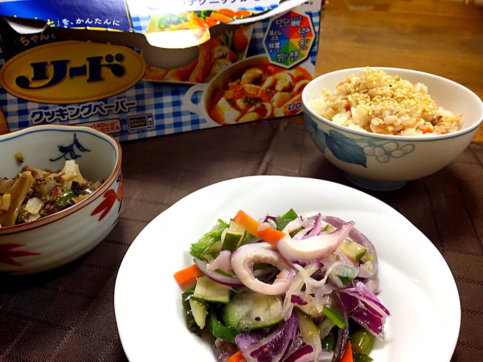 Snapdishの料理写真:魚介のマリネサラダ、炊き込みごはん、牛肉と舞茸のそぼろ煮|krchopさん