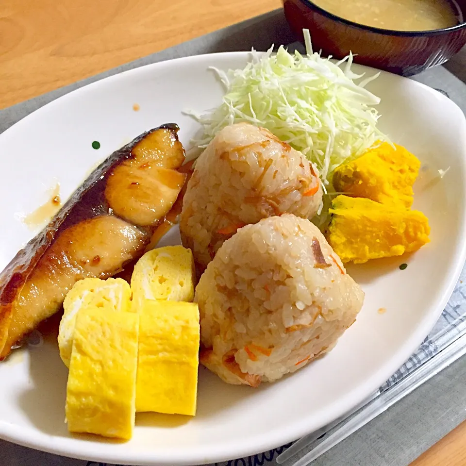 炊き込みご飯おにぎり
ハマチの照り焼き
だし巻き卵
カボチャの塩マーガリン
キャベツ|saaaoさん