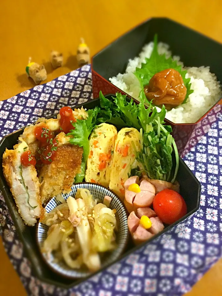 Snapdishの料理写真:わたくし弁当🎶
チーズと大葉インなカツレツ
彩り卵焼き
お花ウイン
豆苗ベーコン
白菜のとろりん炒め|BooBooさん