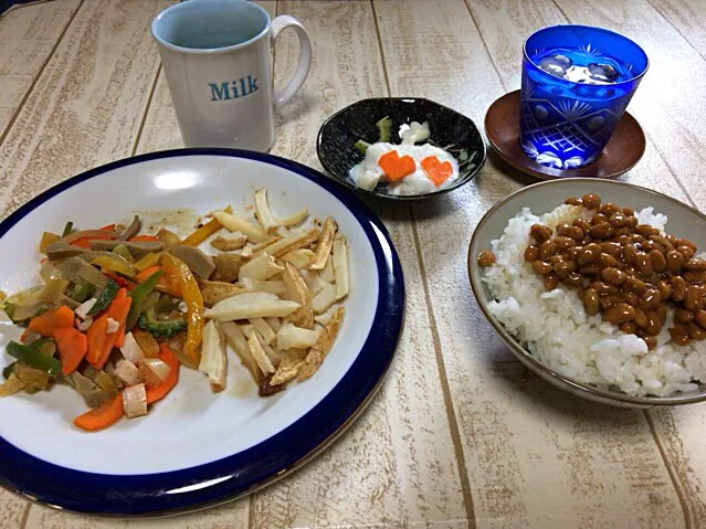 今日の男飯(⌒-⌒; )昨日の残り物and納豆andピクルスwithヨーグルト♫|ひーちゃんさん