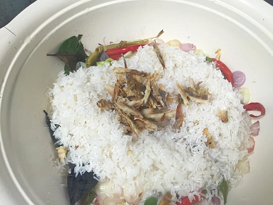 Nasi liwet step 3, added rice & shredded salty fish|yeni kartikasariさん