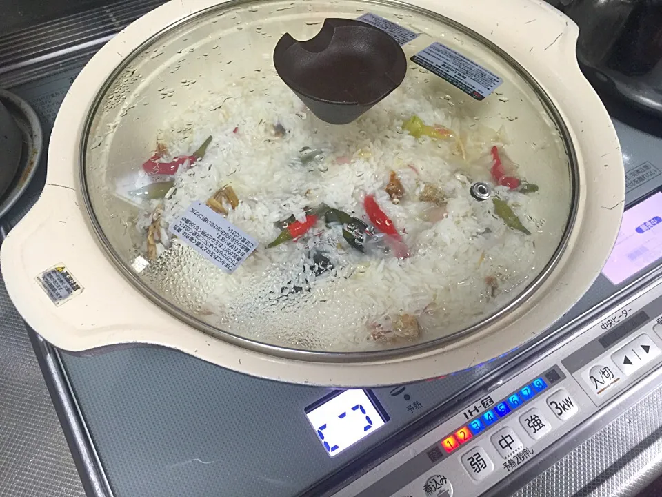 Nasi liwet step 5, covered, and turn the stove into low heat and cooked about 15-20 mins.|yeni kartikasariさん