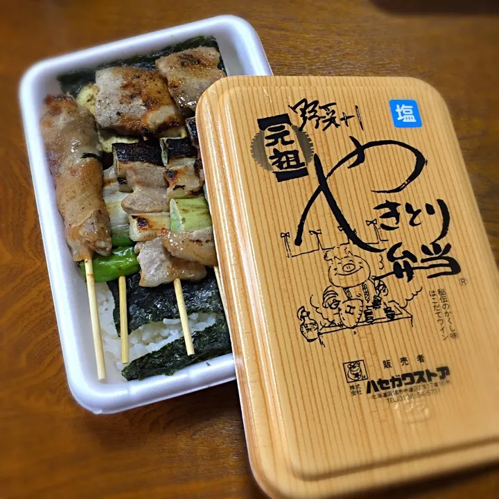 Snapdishの料理写真:ハセストの焼き鳥弁当！
塩味が好き♡|NanaMOさん