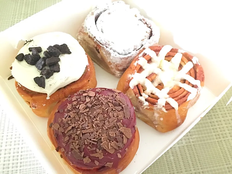 Scrolls 😋 cinnamon , cookie& cream , red velvet and apple& cinnamon|kazuko Tsujiさん