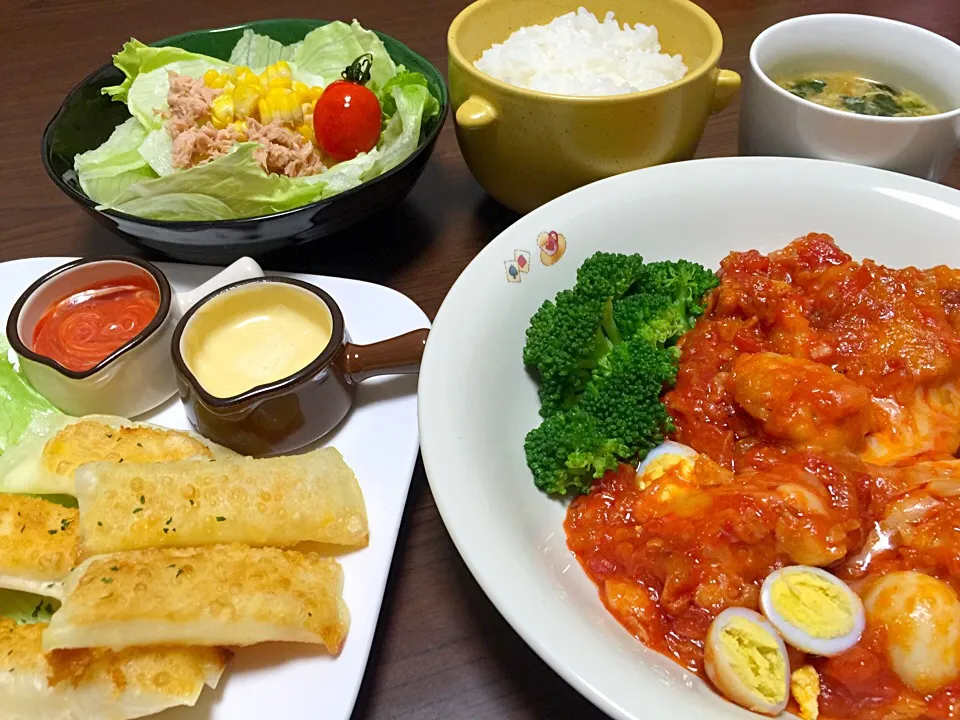 Snapdishの料理写真:白身魚と卵のトマト煮
チーズスティック
ご飯
中華スープ
サラダ
#晩ごはん#お祭りのチーズスティック風|mamiさん