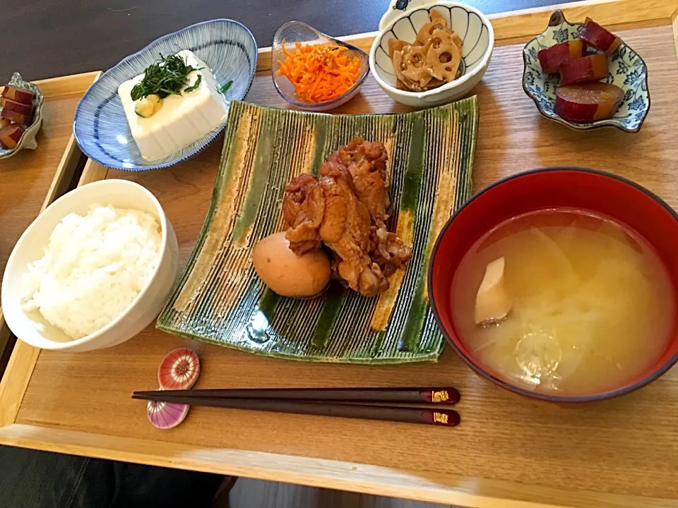 鶏手羽元のさっぱり煮  冷奴  人参ナムル  レンコンのきんぴら  さつまいもの甘煮  味噌汁|NAKATAさん