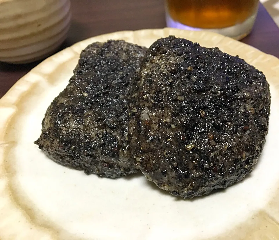 黒胡麻おはぎもらった 中に粒あん まごころの味|ぽんたさん