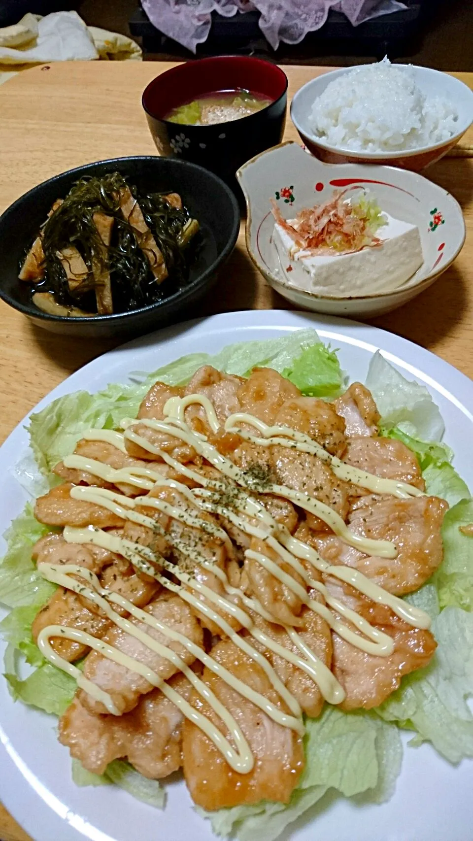 Snapdishの料理写真:鶏むね肉の照りマヨサラダ＊冷奴＊いと昆布と天かまの煮付け＊厚揚げとキャベツの味噌汁|めぐまんさん