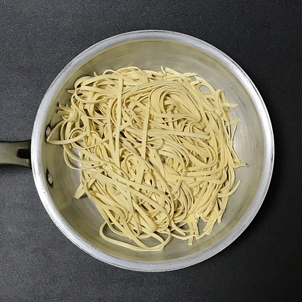 低加水の自家製中華麺（手揉み前）|.さん