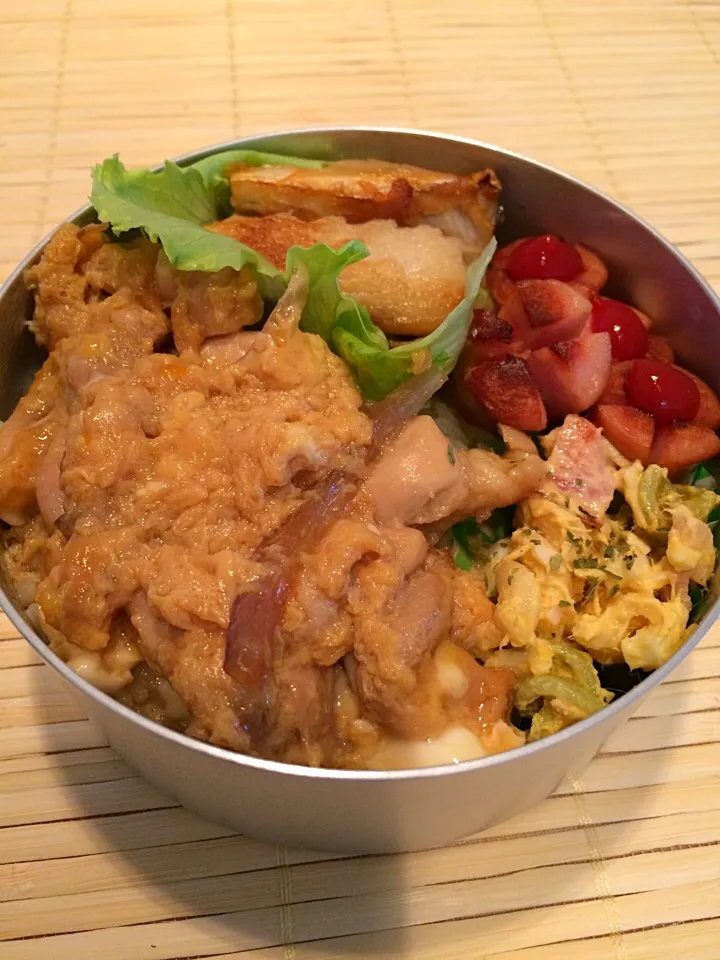 男性お弁当 #親子丼 #サバ塩焼き #ウィンナー #マカロニサラダ #男飯 #美容室 #美容師 #横浜|Booパパさん