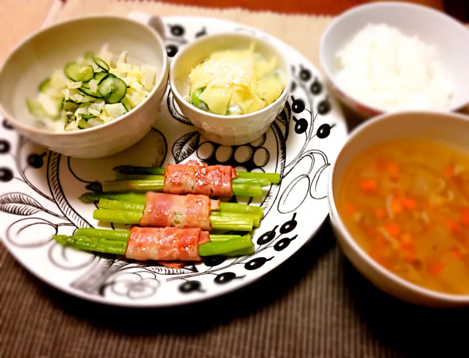 Snapdishの料理写真:昨日のご飯♪
＊アスパラのベーコン巻き
＊じゃがいもグラタン
＊野菜たっぷりスープ
＊サラダ|ゆかさん