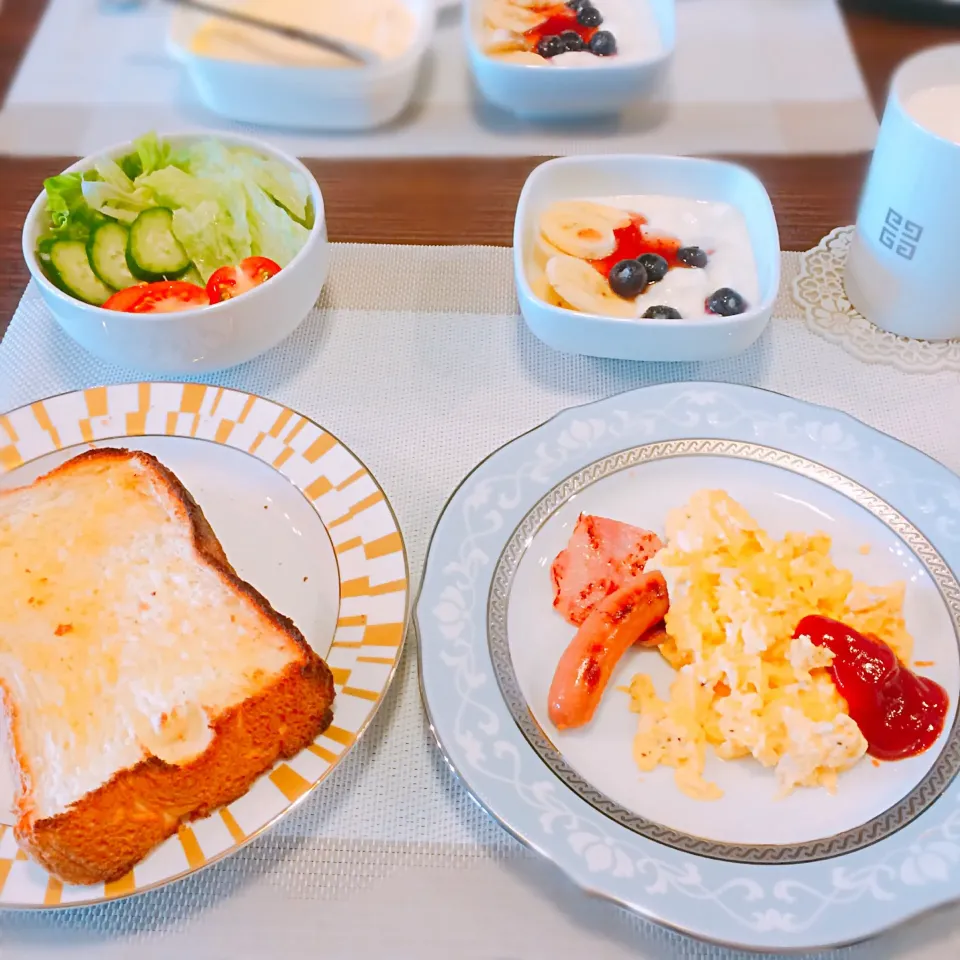 焼き立てパンで普通の朝食😋🍞|🍎ゆかりんご🍎さん