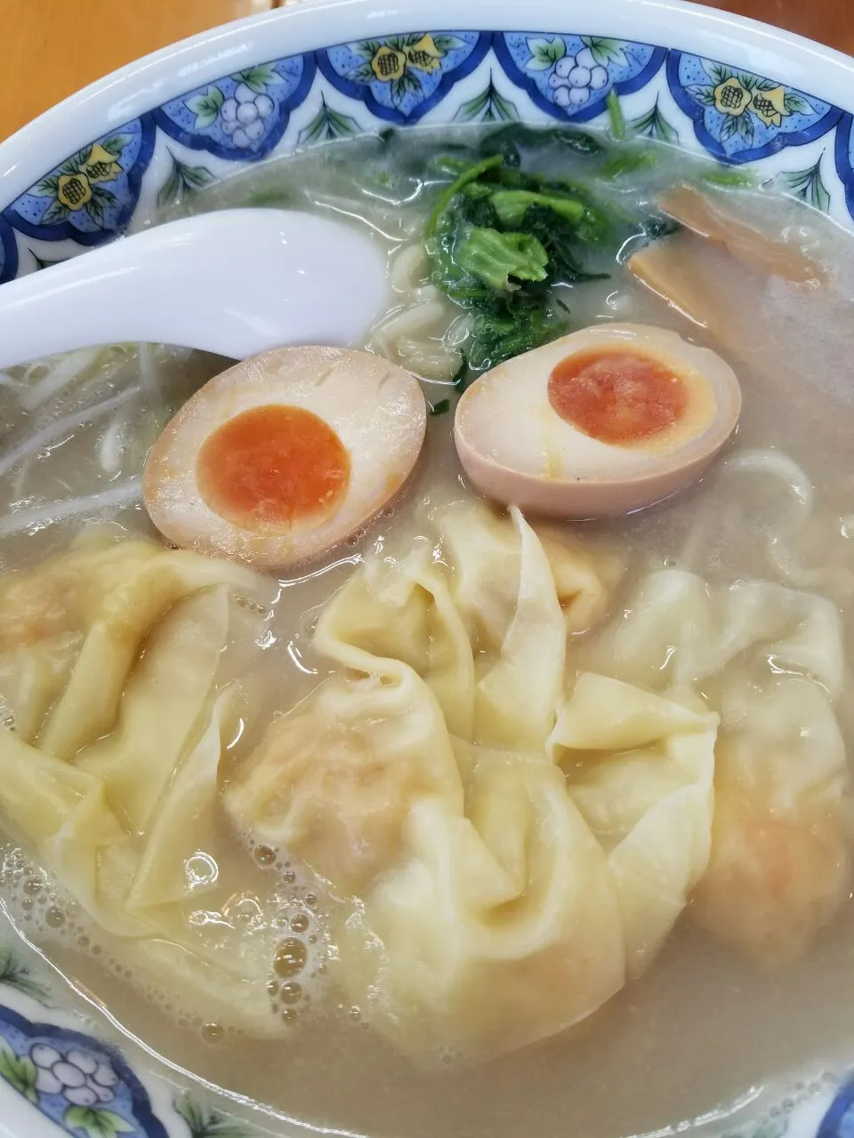 Snapdishの料理写真:プレミアムえびわんたん麺|MIKA  HISAMATSUさん