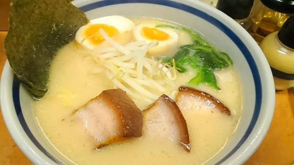 Snapdishの料理写真:麺友一誠の皮付きあっさりらーめん＋大盛(無料)＋味付玉子(食べログクーポン) ＠高田馬場2016101|大脇さん