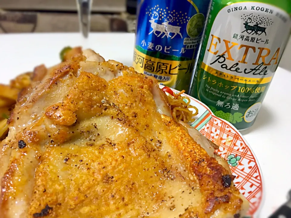 Snapdishの料理写真:もも肉の塩焼き！
シンプルなアテに深みのあるビールがあう～！|Takako Kishimotoさん