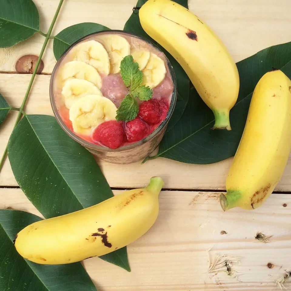 Homemade Raspberry and Banana Oatmilk Smoothie|happyhungryhoursさん